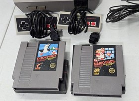 J-426 VINTAGE ORIGINAL NINTENDO NES GAME CONSOLE W/ GAMES & CONTROLLERS