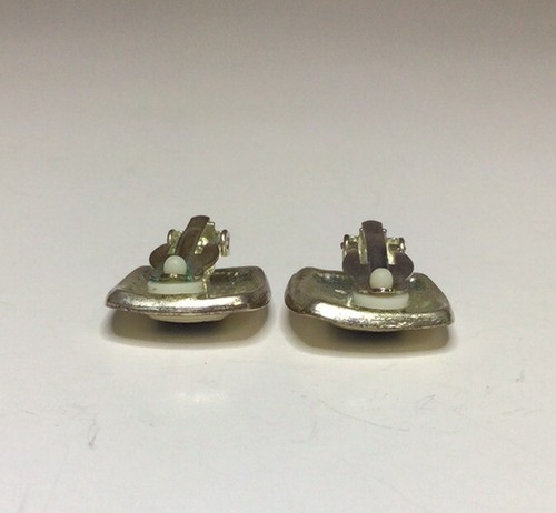 Pendientes cuadrados de clip blancos y negros esmaltados tono dorado 3/4 pulgadas de colección - Imagen 7 de 14