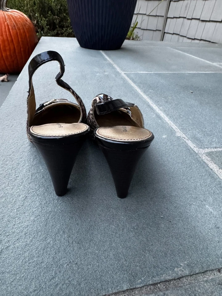 Tacones bandolera de cuero de becerro marrón con estampado animal Bandolino para mujer - talla 8,5 Foto 4 de 4