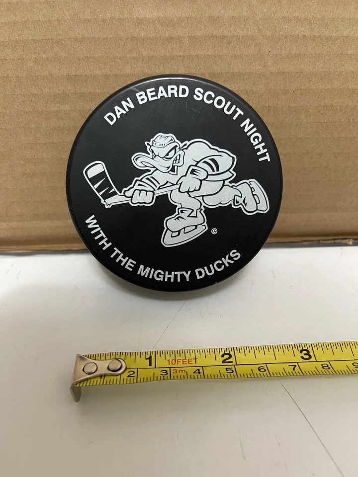 Disco de hockey Mighty Ducks de colección Dan Beard Scout Night ¡Raro! On My Honor 🏒 🐤 ⛸️ Foto 2 de 4