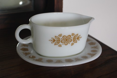Vintage Pyrex Corning Butterfly Gold Gravy Boat and Underplate - Picture 2 of 10