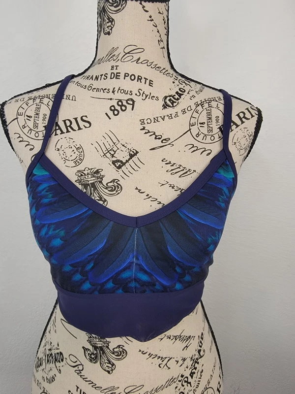 alo-yoga v neck cross back mesh longlined logo tank-bra