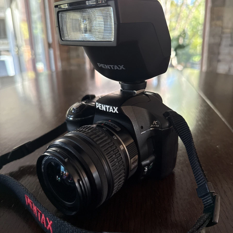 Paquete de cámara digital Pentax K2000 SLR con lente de 18-55 mm, flash AF-200FG, bolsa + correa Foto 3 de 4
