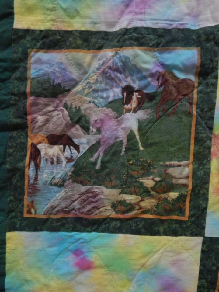 Manta Tie Dye Arco Iris Caballos - Tiro Verde Caballo 70" X 85" Foto 3 de 4