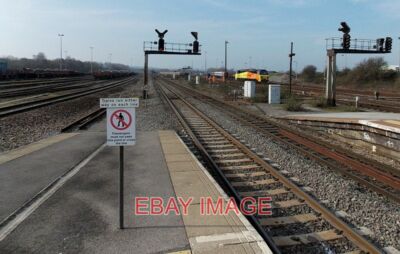 FOTO ANSICHT SW VOM BAHNHOF WESTBURY DER TEXT UNTER DEM SYMBOL AUF DER NO
