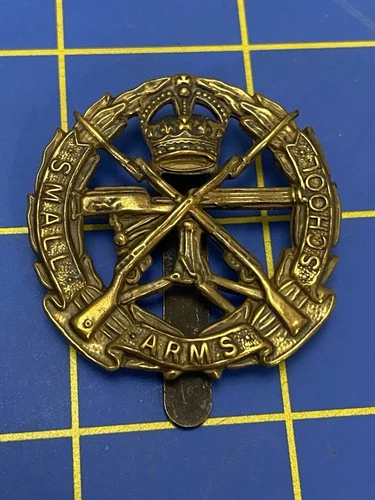 BRITISH MILITARY CAP BADGES, THE SMALL ARMS SCHOOL CORPS, WW2