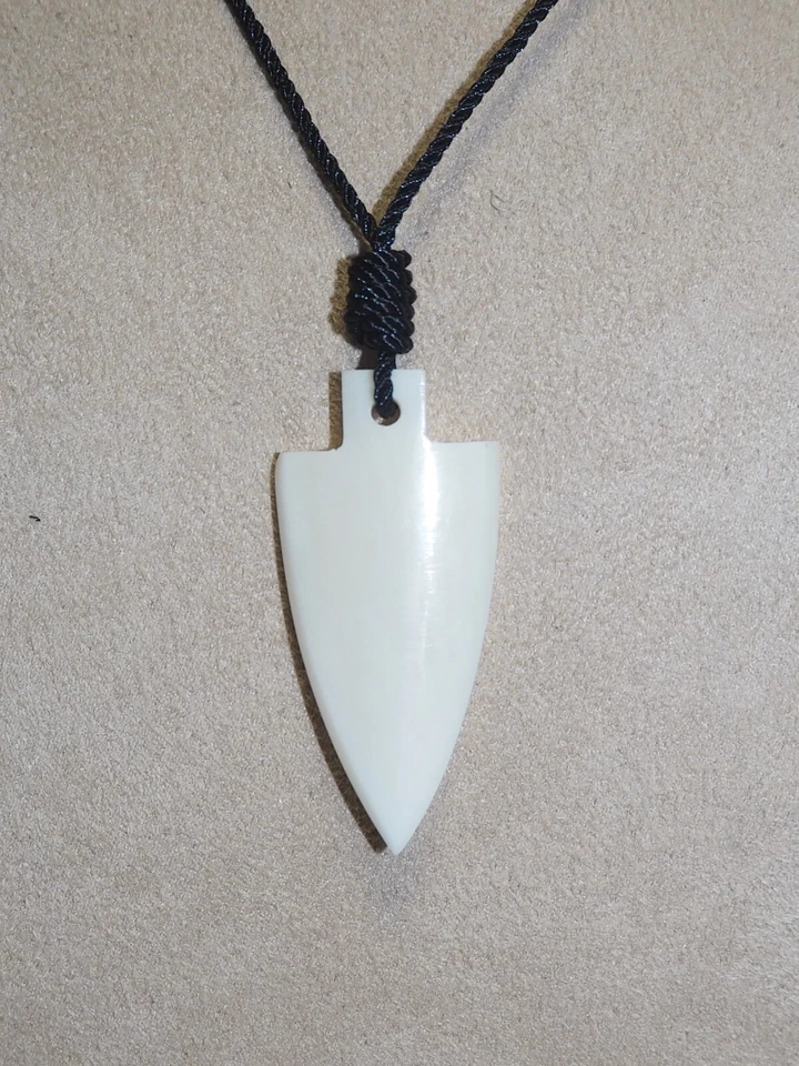 Collare/Pendente Freccia IN Osso Minimalista, Solo E Artigianale - Immagine 3 di 4