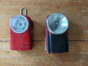Zwei Oldtimer französische Fahrradbeleuchtung Batterie Mazda Wonder
