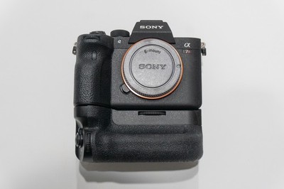 Sony Alpha a7R IV 4K 61MP Full Frame Mirrorless Camera - Black ILCE7RM4/B + Grip