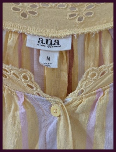 a.n.a. Blusa Top Amarillo Rayas Volantes Cuello en V Botón M/L Pecho 38"- 40" - Imagen 3 de 5