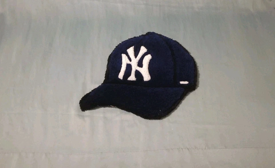 Alfombra sombrero hecha a mano de los Yankees de Nueva York 14x16 en alfombra inspirada en los Yankees de Nueva York Foto 3 de 4