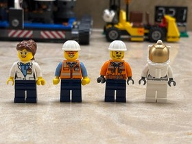 LEGO CITY Spaceport 60080 Missing 1 Fig & 1 Sticker Comes w/ Instructions