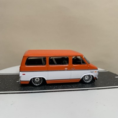 M2 Machines Auto-Thentics 1975 Chevy Van G10 Orange/White Two-Tone 1:64 NM