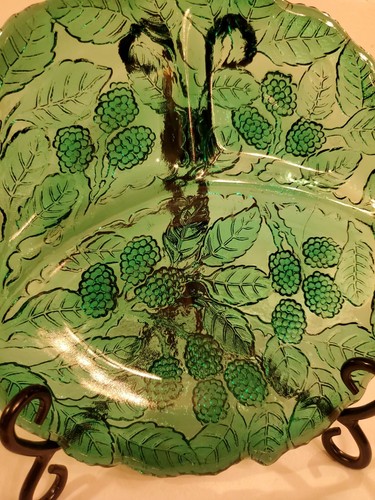 VINTAGE INDIANA GLASS 9" DIVIDED GRILL PLATE ~ LOGAN BERRY & LEAF EMBOSSED PATTE - Picture 9 of 10