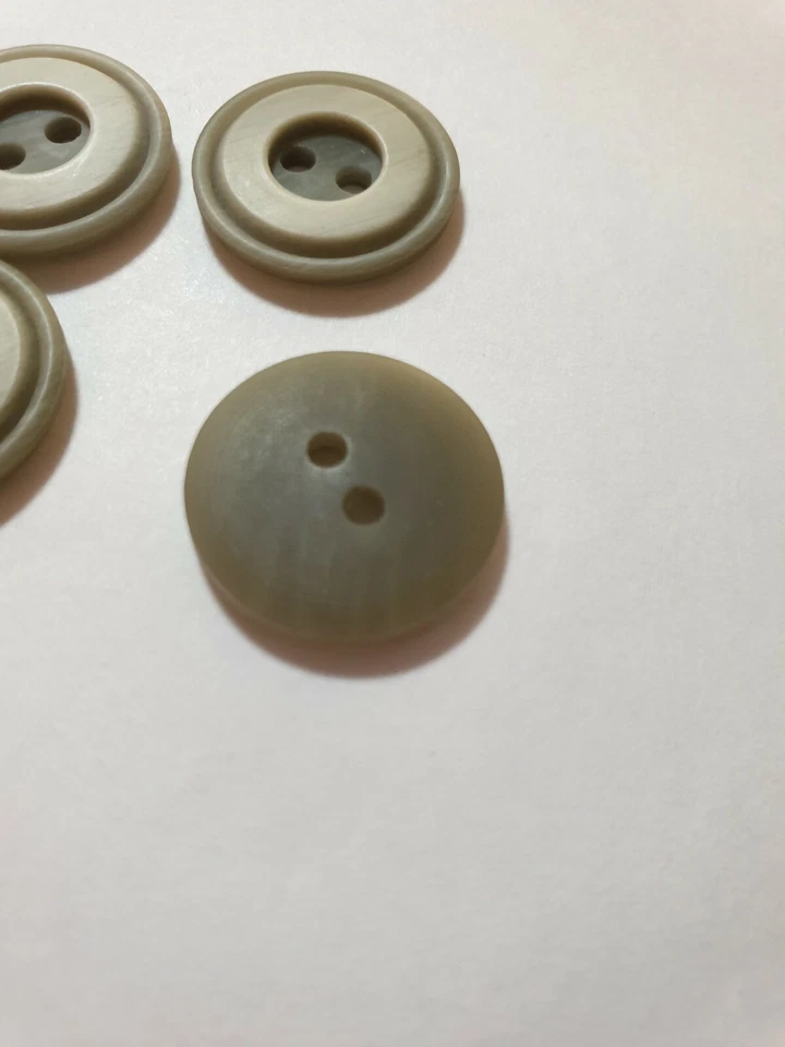 Botón circular gris con círculo blanco en medio con 2 orificios 17mm Foto 2 de 3