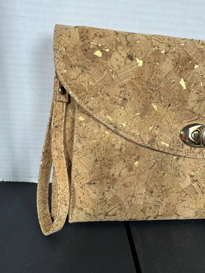 Bolso de Mano Street Level 12.5"x 8" Corcho Colorido con Correa de Muñeca de Corcho Foto 2 de 4