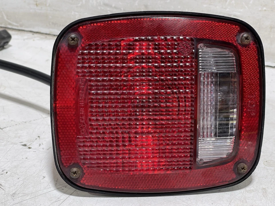 Luces traseras de freno luces conductor y pasajero 98-06 Jeep TJ Wrangler OEM CC 6D Foto 3 de 4