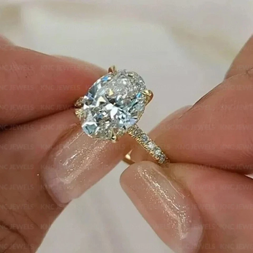 Anillo de compromiso halo oculto de moissanita de corte ovalado de 2,7 quilates enchapado en oro amarillo de 14 quilates Foto 3 de 4