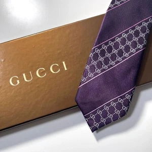Magnifique cravate GUCCI 62,20 pouces violet GG rayures soie