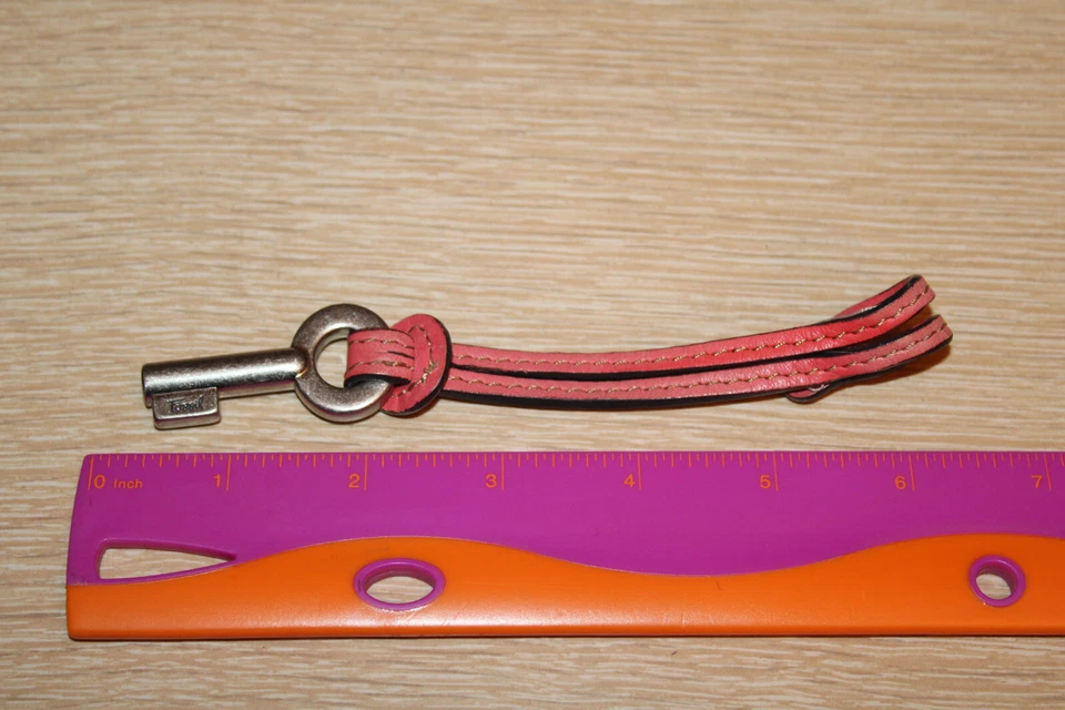 Berloque de substituição de chave redonda FOSSIL couro rosa tom prata metal grosso - Imagem 4 de 4