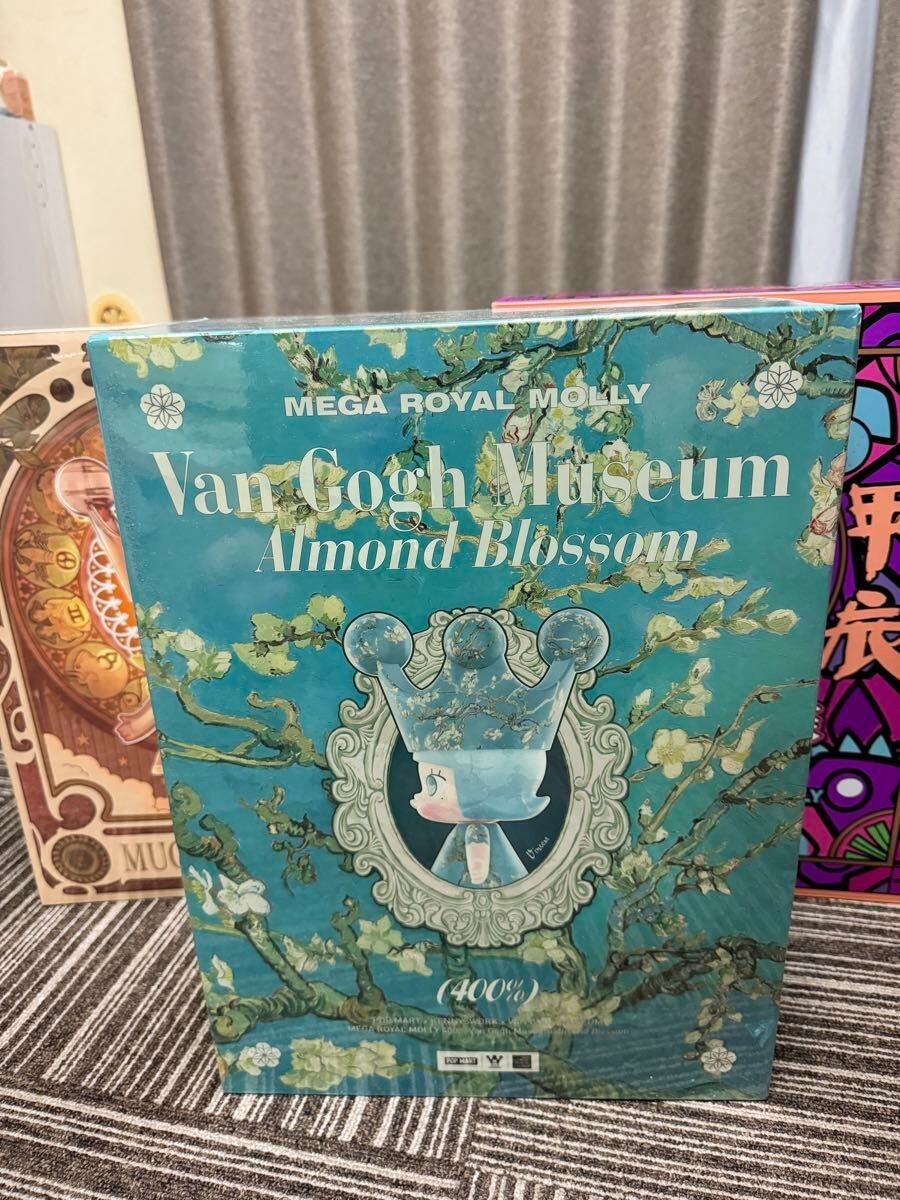 POPMART MEGA ROYAL MOLLY × Van Gogh Museum Almond Blossom POPMART MEGA ROYAL MOLLY × Van Gogh Museum Almond Blossom