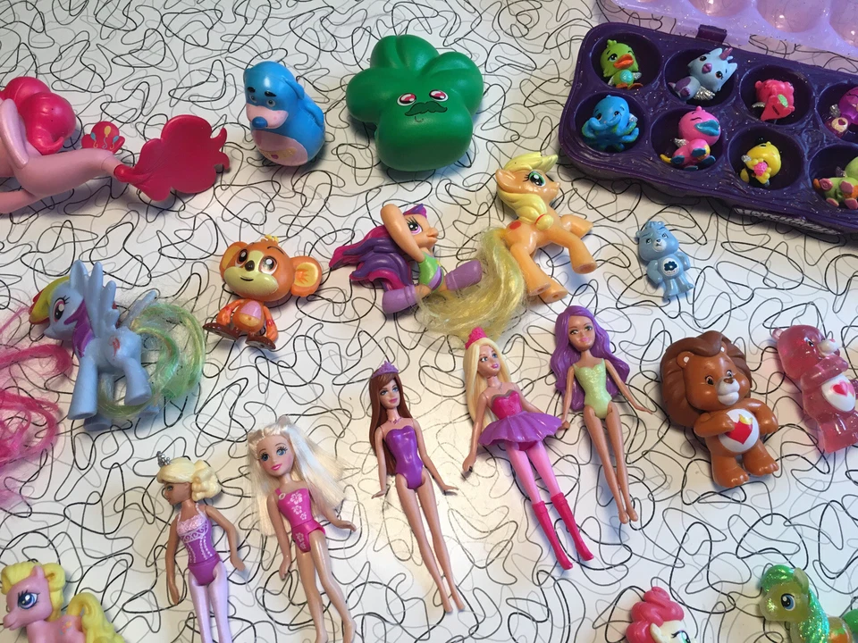 KIDS TOYS LOT for Girl MLP, BARBIE, CARE BEAR, HATCHIMALS FUNKO SHOPKINS Used Foto 3 de 4
