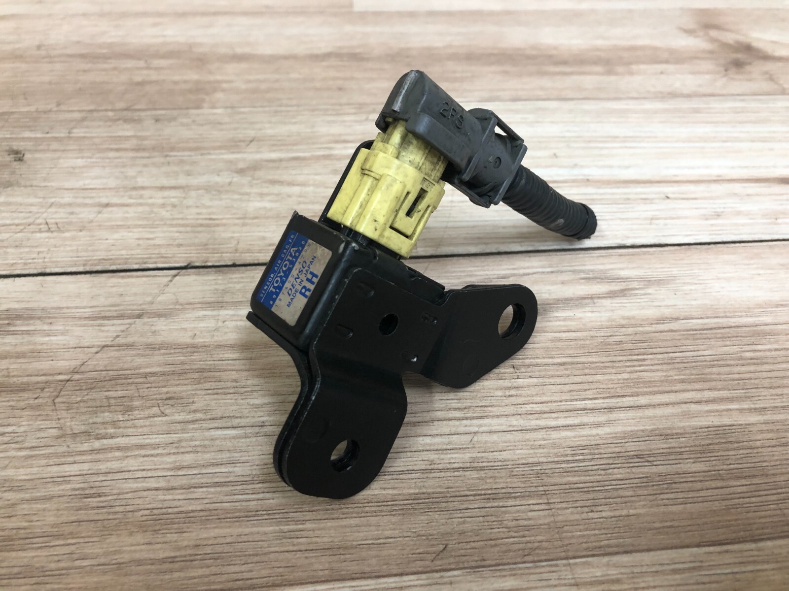 LEXUS IS300 OEM FRONT PASSENGER SIDE CRASH IMPACT SENSOR RELAY 0105 eBay