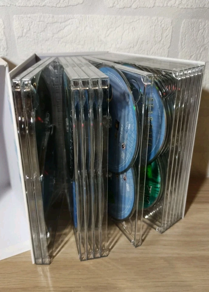 Stargate: Atlantis - Die komplette Kollektion (inkl. Bonus-Disc) [26 DVDs] - Bild 3 von 3