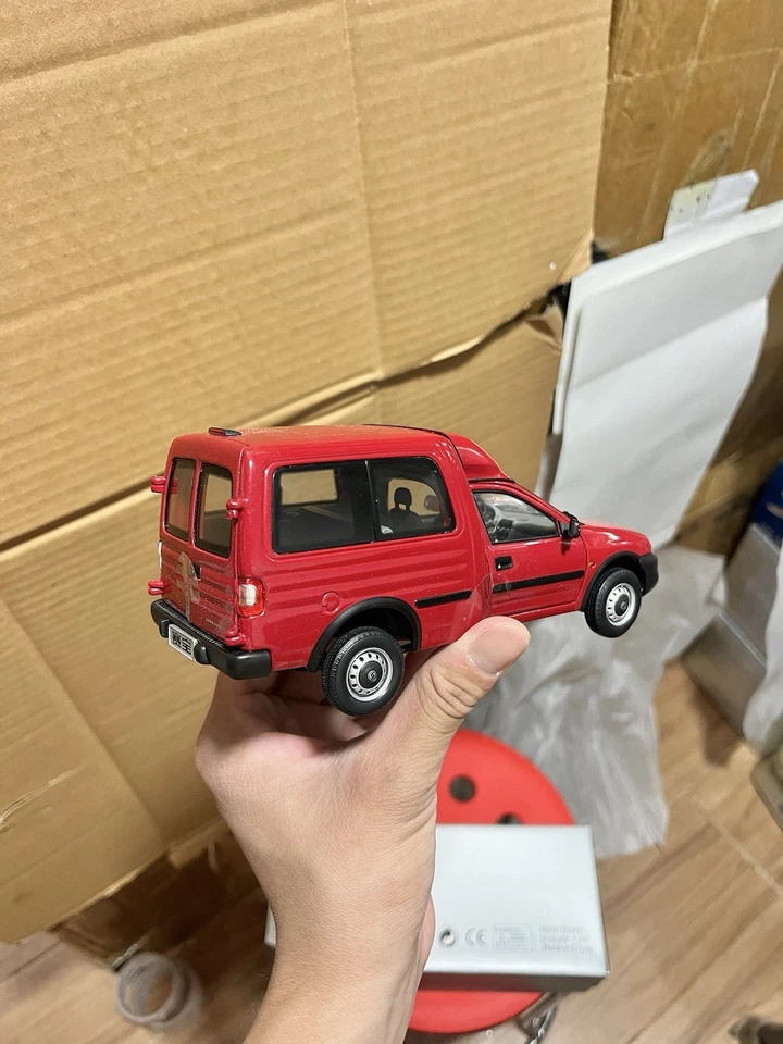 Combo escala 1:24 Tour Sabre Panel Van Rojo Diecast Modelo Coche Foto 3 de 4