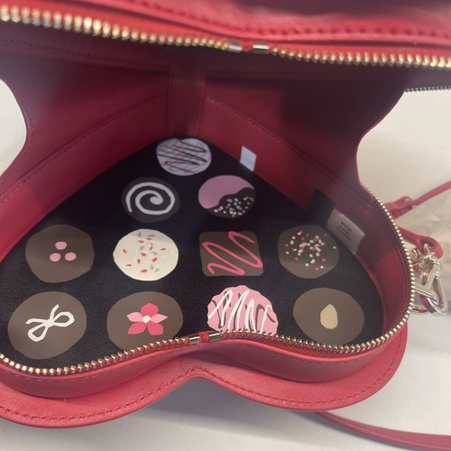 NUEVO CON ETIQUETAS BOLSA BANDOLERA KATE SPADE YOURS VERDADERAMENTE Cuero Corazón BOLSO Caja de chocolate RARO - Imagen 6 de 8
