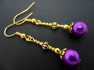 Authentic A PAIR GOLD PLATED DANGLY PURPLE GLASS PEARL EARRINGS. .