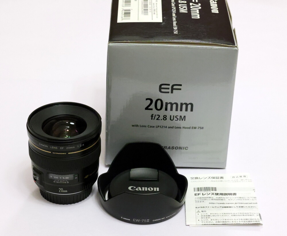 Canon Wide-angle single focus lens EF 20mm F2.8 with Accessories