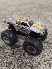 Monster Jam Max D Monster Truck, Zombie VS Hunter 1:64