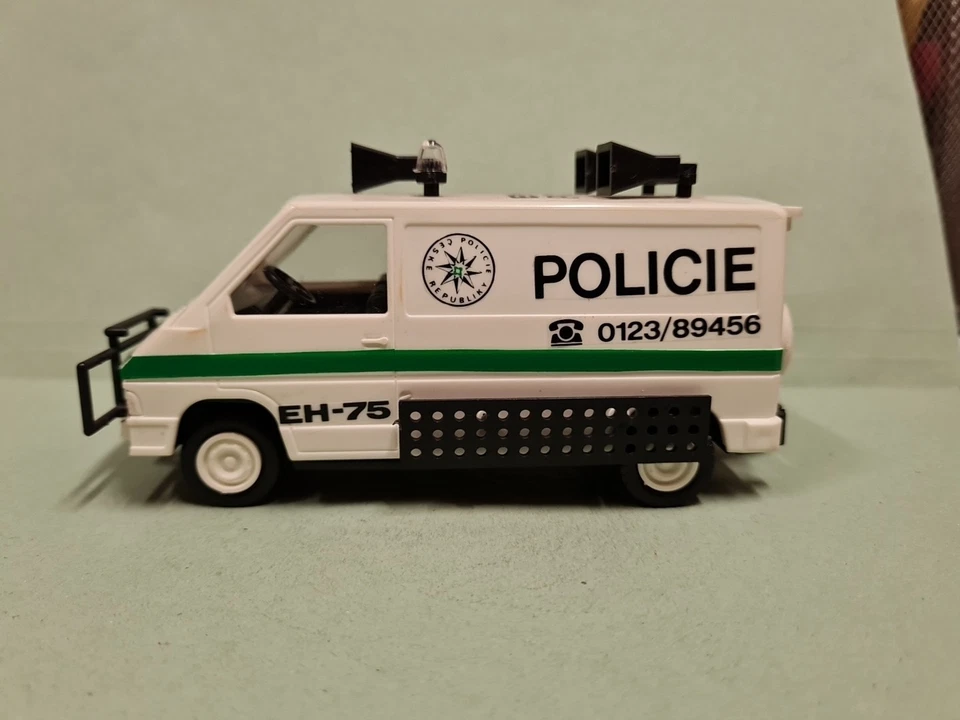 MONTI SYSTEM RENAULT TRAFIC POLICIE REPUBBLICA CECA SCALA 1/32 - Immagine 3 di 4