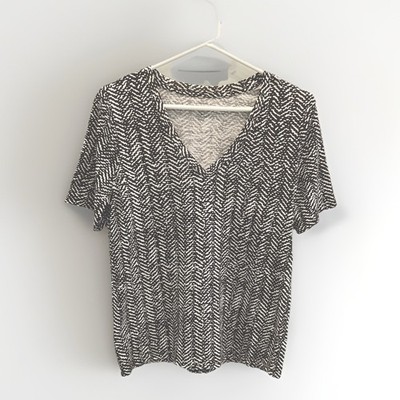 Banana Republic Womens Size Medium Malibu Tee  Brown & Cream Print V Neck SS