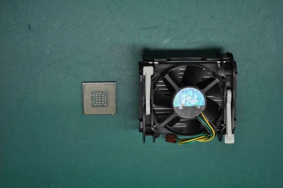 Intel Celeron D 320 2.40GHz 533MHz 256KB L2 Cache Socket PPGA478 SL7C4 - Image 2 of 2