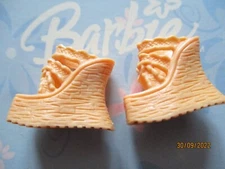 BARBIE DOLL / PAIR OF SHOES: BOOTS, PUMPS ....... (641)