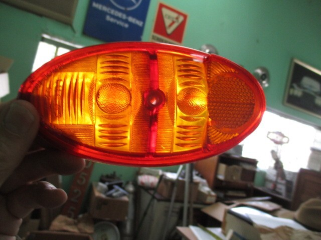【ビンテージ】Alfa Romeo 灰皿(レッド) 1955-1962 Alfa Romeo Guilietta Spider 750, NOS amber red tail lamp