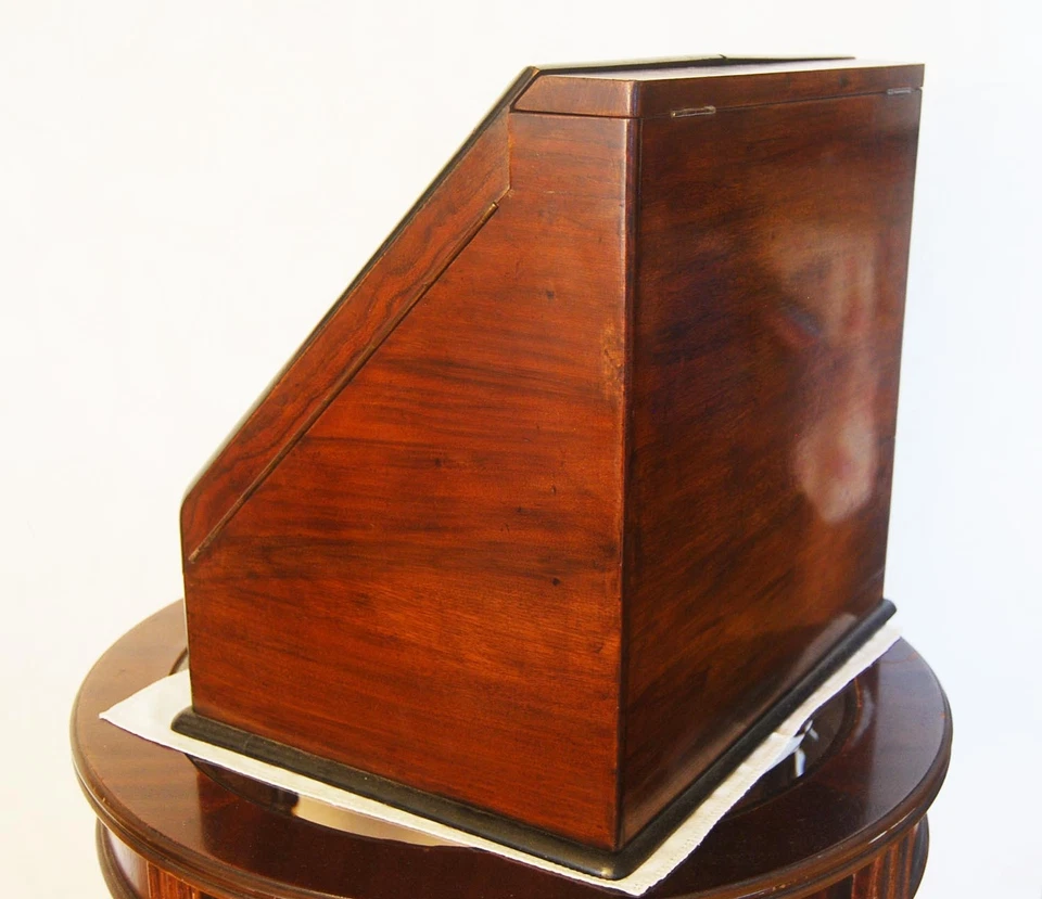 古董红王马霍加尼站柜带日历 — 第 2/4 张图片