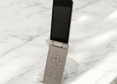 Sharp AQUOS SH-02L Keitai Flip Phone Gold Unlocked SIM Free From Japan Used