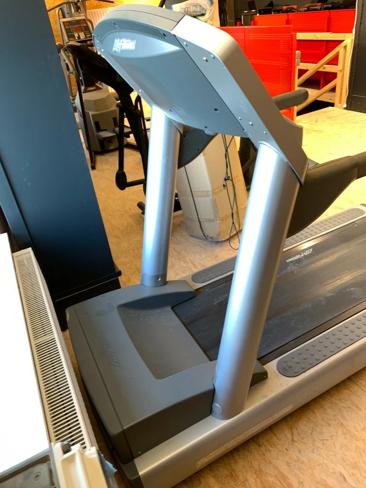 Cinta de Correr Life-Fitness 95TS 027108 Usada Profi-Fitnessgerät - Immagine 3 di 4