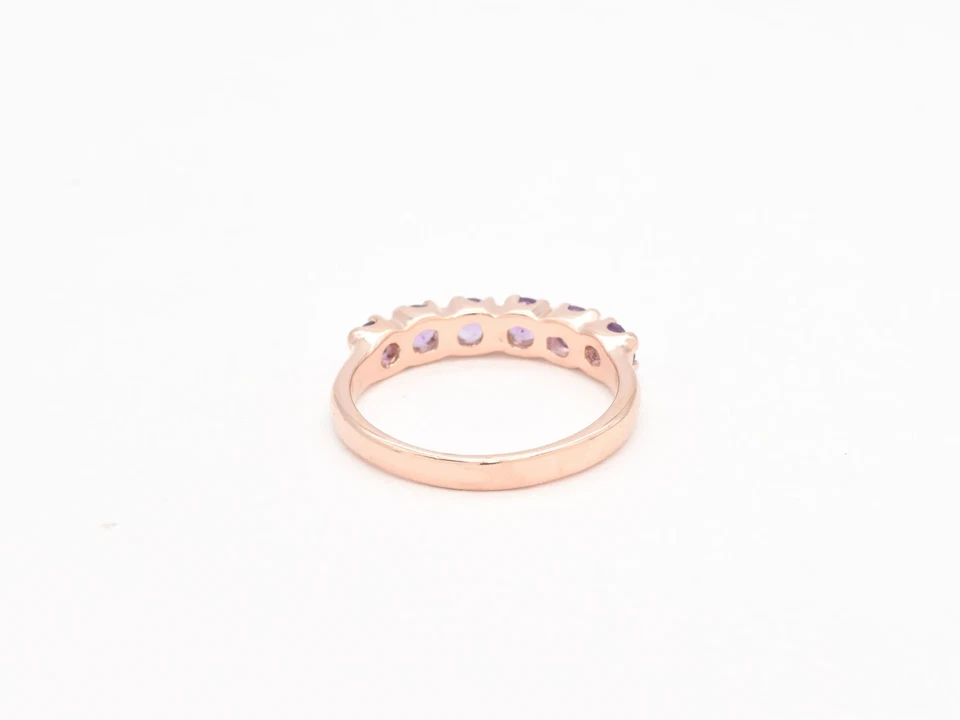 Anillo de media eternidad amatista corte redondo oro amarillo 14K joyería hecha a mano fina. Foto 4 de 4