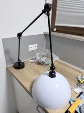 Schwarze Lampe Mit Weißem Kugelschirm Verstellbar