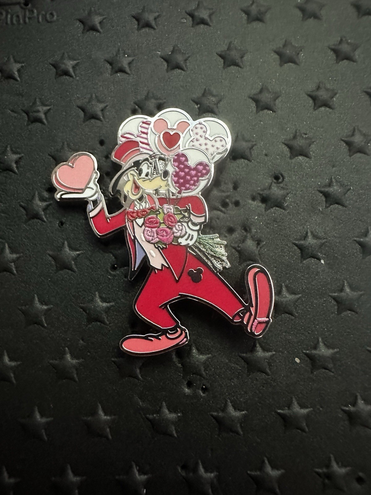 DLR Goofy Holidays Valentines Day Hidden Mickey Disney Pin
