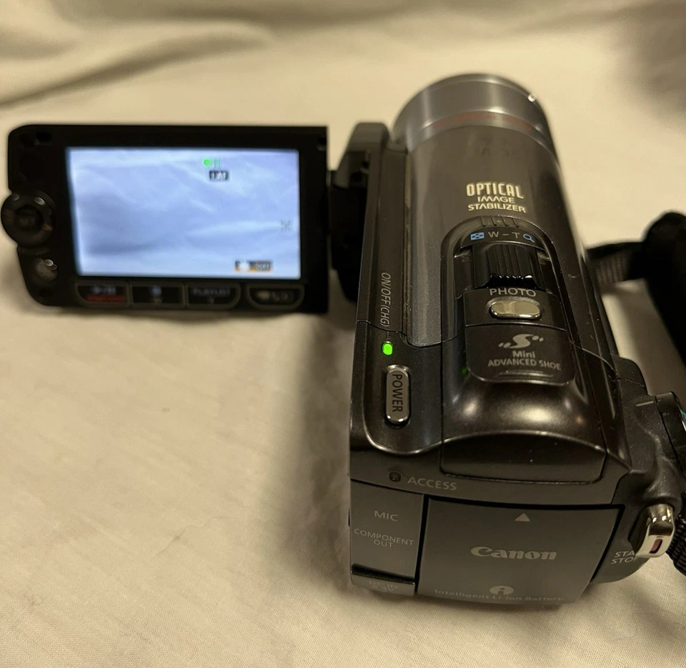 Canon VIXIA HF200 HD Camcorder 15x Optical 300x Digital Zoom -Nr Mint Preowned - Image 2 of 4