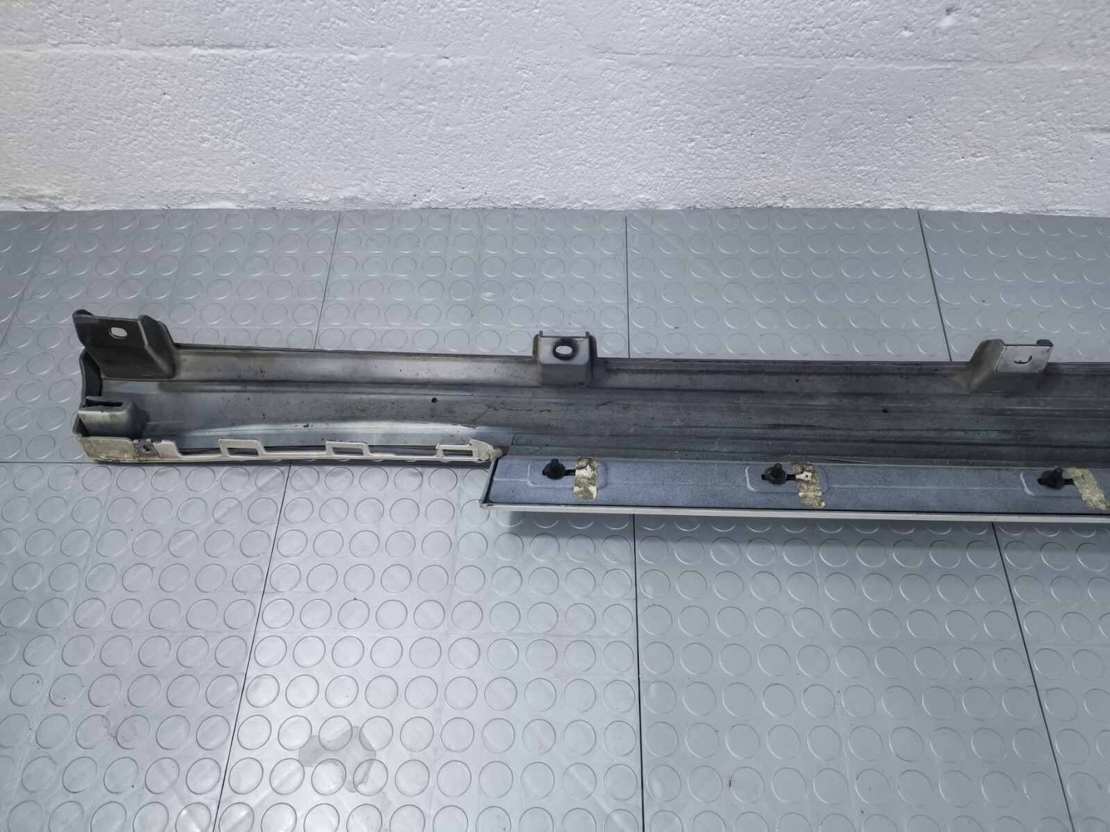 14-19 MASERATI QUATTROPORTE S Q4 LEFT DRIVER SIDE SKIRT WHITE MOLDING