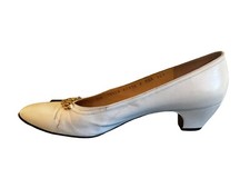 Vintage Salvatore Ferragamo Cream Leather Gold Accent Pumps Size 8 AAA 