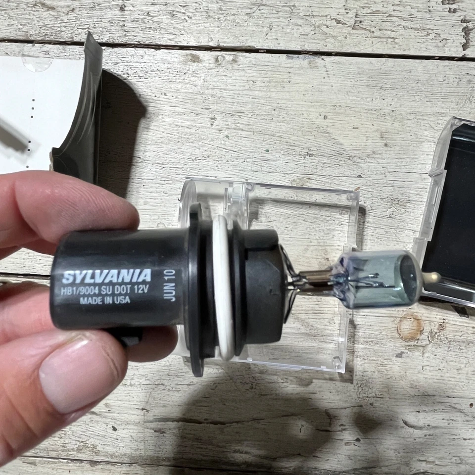 NEW Sylvania Silverstar ZXE 9004 Pair Set Headlight Bulbs Xenon Fueled - Image 4 of 4