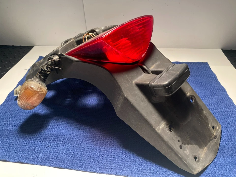 Suporte de placa 2005 KTM 950 COM lanterna traseira KTM ADVENTURE 950 FABRICANTE DE EQUIPAMENTO ORIGINAL - Imagem 2 de 4