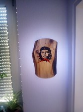 Wanduhr aus Holz mit Che Guevara Aufdruck